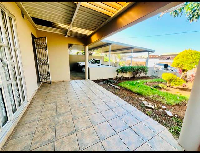 4 BEDROOM HOUSE FOR SALE IN CASTLE HILL